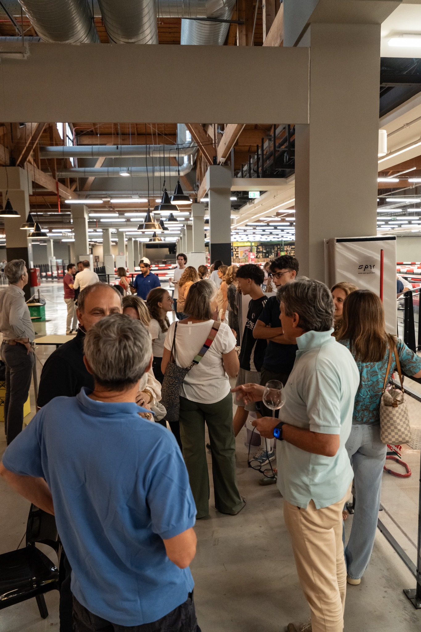 Networking e accoglienza durante un evento aziendale vicino alla pista