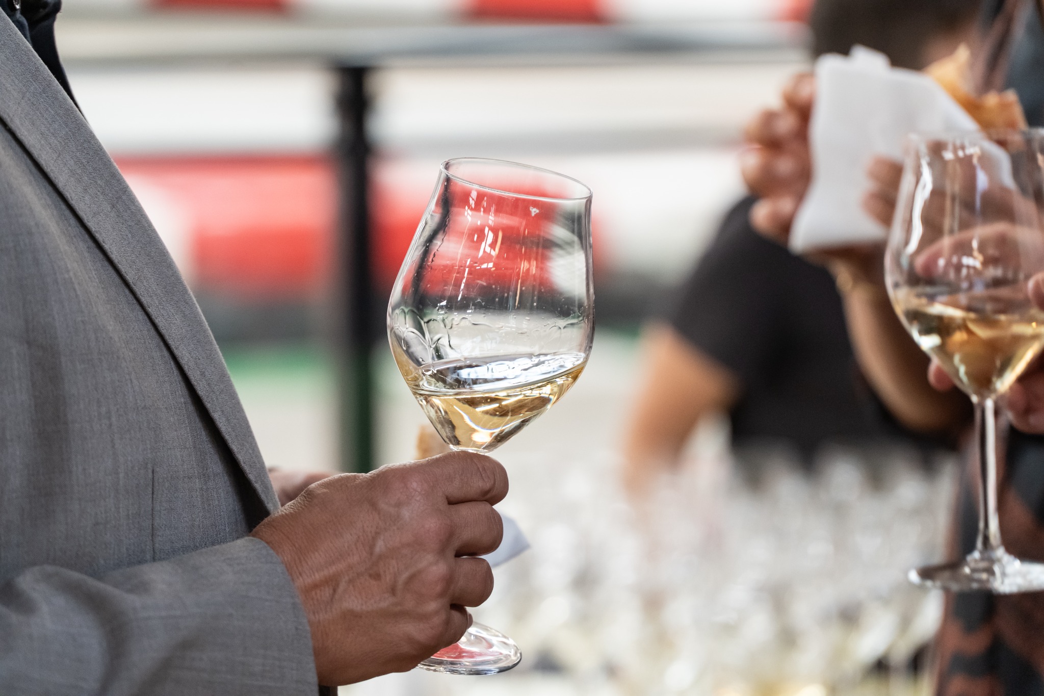Aperitivo e networking durante evento aziendale