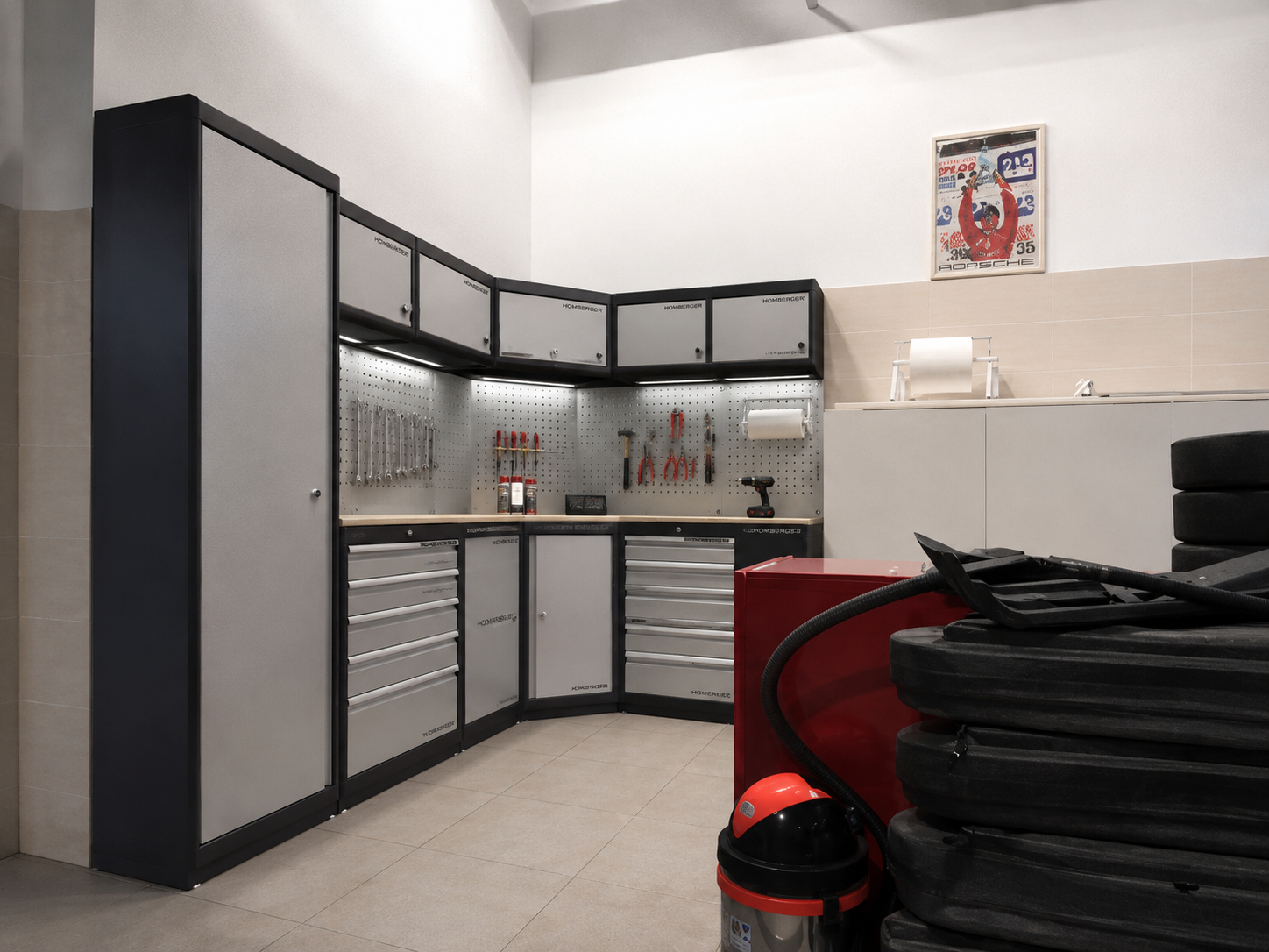 Piccola officina dedicata con mobili tecnici Homberger e attrezzatura per la manutenzione dei kart