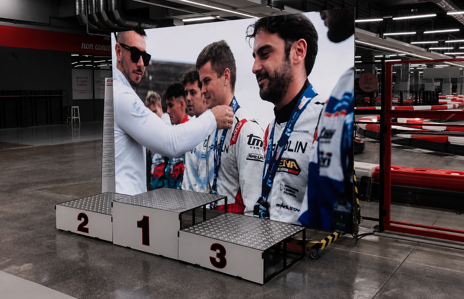 Podio premiazioni con maxischermo LED in linea con i colori del sito